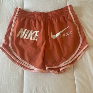 NWOT Women’s Nike dry fit lined shorts